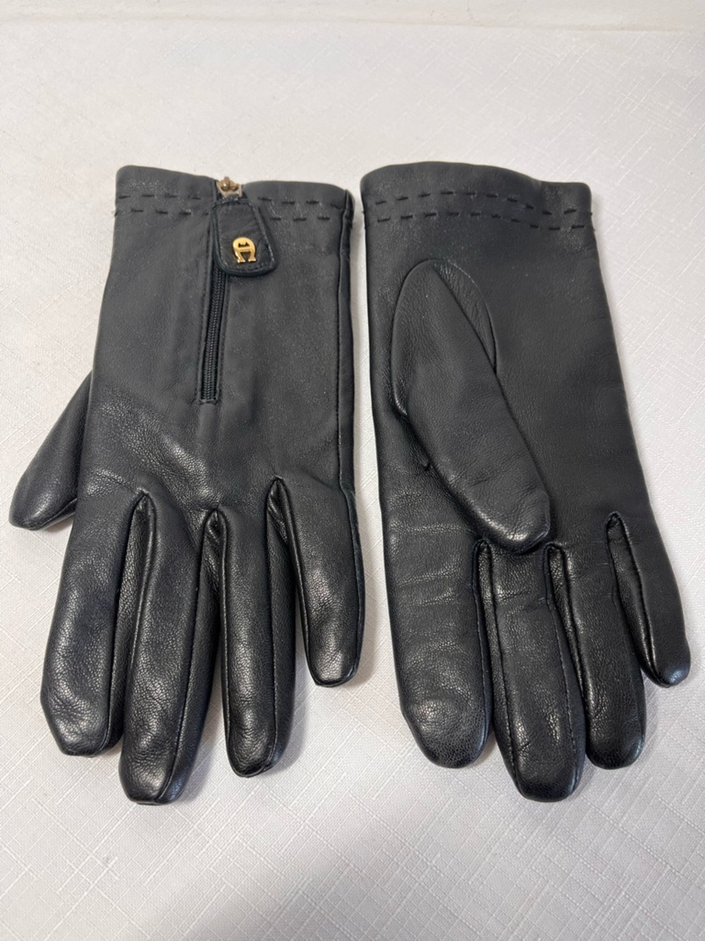 Etienne Aigner 100% Lined Leather Gloves Black, medium.  Zipper for easy on off.